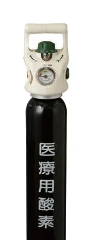 白背景に医療用酸素ボンベの画像