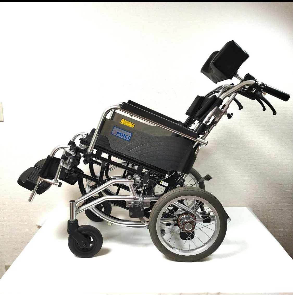 リクライニング車椅子の画像